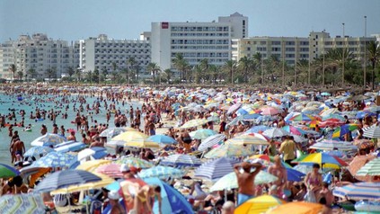 Ein stark überfüllter Strand auf Mallorca