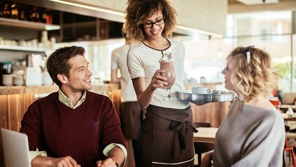 Mann und Frau werden im Cafe bedient