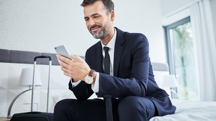 Geschäftsreisender im Hotelzimmer