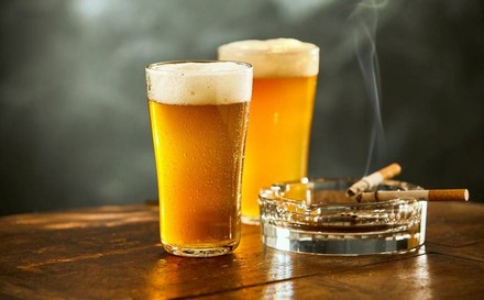 Bier mit Aschenbecher