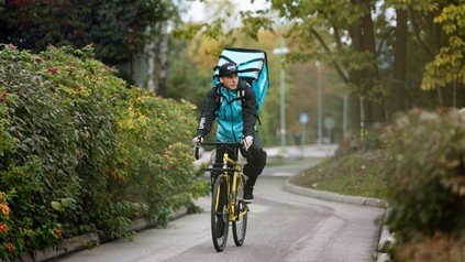 Fahrradkurier des finnischen Food Delivery Services Wolt