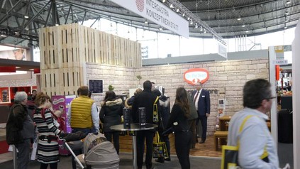 Einige Personen tummeln sich vor dem Dr. Oetker Stand auf der INTERGASTRA