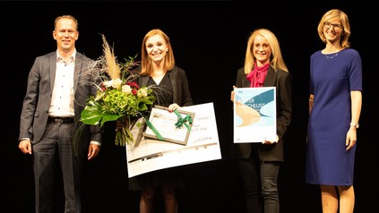 Christian Thalmair und Preisträgerin Janina Zeilhofer (Allresto Flughafen München Hotel und Gaststätten GmbH), Andrea Belegante (BdS-Hauptgeschäftsführerin) und Prof. Dr. Juliane Kellner-Fuchs (Studiengangleiterin Handel und Internationales Management)