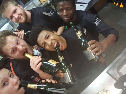 Köche feiern in Küche