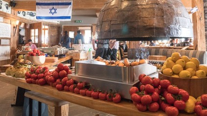 Im rEstaurant Miznon hängt eine islamische Flagge