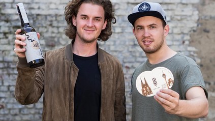 Hans Berlin und Matthias Ross mit einer Flasche Költ in der Hand