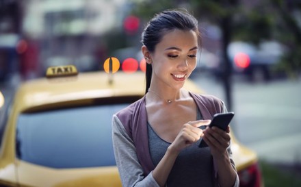 Frau tippt etwas auf ihr Smartphone