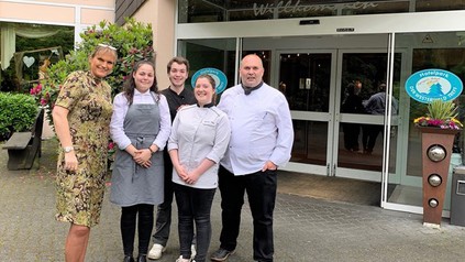 Eine Gruppe junger Menschen