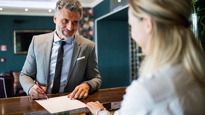 EIn Mann an der Hotelrezeption