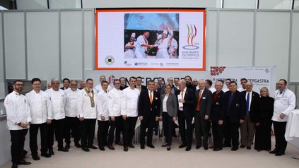 Mehrere Köche und Würdenträger bei einem gemeinsamen Foto auf der INTERGASTRA