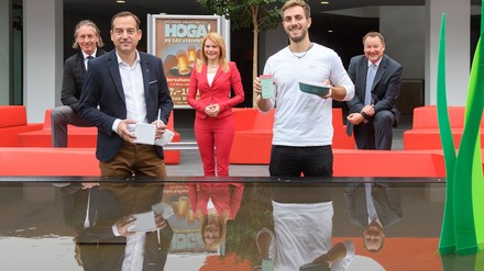 Im Vordergrund v.l.: Andreas Will (baeren.io) und Johannes Stiegeler (ReCup/ReBowl), Gewinner des HOGA-Start-up-Wettbewerbs. Im Hintergrund die Jurymitglieder: Thomas Förster, Silke Popp und Frank-Ulrich John.