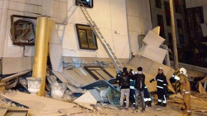 Feuerwehrleute bei der Rettung von Menschen im eingestürzten Hotel in Taiwan