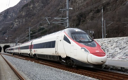 Ein Zug der SBB bei der Fahrt