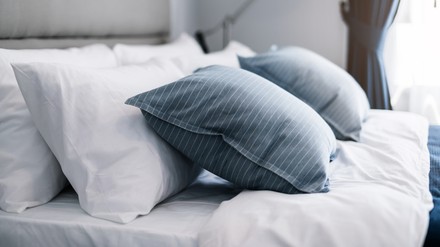 Frisch gemachtes Hotelbett