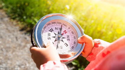 Ein Wanderer mit einem Kompass in der Hand