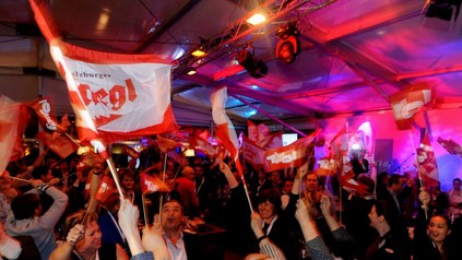 Eine Party im Österreicher-Haus mit vielen Gästen, die Fahnen mit den Aufschriften Tirol und Stiegl durch die Luft schwenken