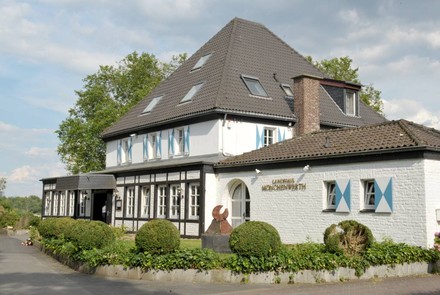 Blick auf das Landhaus Mönchenwerth vor dem Umbau