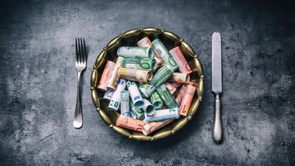 Geldscheine in einem Teller