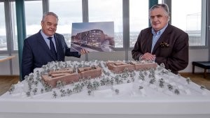 Patrick Schwarz-Schütte (rechts, Black Horse Investments GmbH) und Jörg T. Böckeler