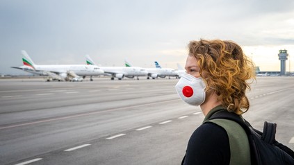 Eine Frau mit Mundschutz am Flughafen