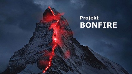 Das Matterhorn mit roten Lichtern beleuchtet