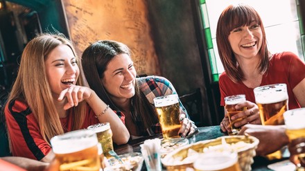 Gäste in einer Jugendherberge