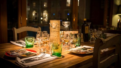 Ein vollgedeckter Tisch in einem Restaurant