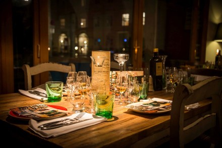 Ein vollgedeckter Tisch in einem Restaurant