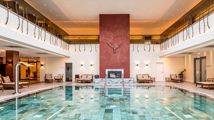 Die weitläufige Anlage verfügt über einen Innen- und Außenpool, eine 400 Quadratmeter große Sauna-Landschaft, ein Rasulbad, drei Ruheräume, ein Fitnesscenter und ausgedehnte Liegewiesen.