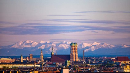 Panorama von München mit den Alpen im Hintergrund