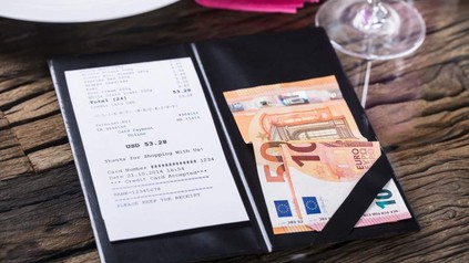 Eine Rechnung eines Restaurants und das hierfür bezahlte Geld