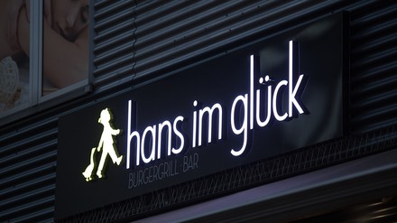 Hans for Human Rights: Bei der Partnerwahl ist die Entscheidung auf die Non-Profit-Organisation Amnesty International gefallen. Diese setzt sich seit über 60 Jahren für eine Welt ein, in der Menschenrechte für alle gelten. (Foto: ©Tobias Arhelger/stock.adobe.com)
Das Logo von Hans im Glück.