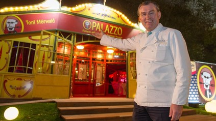 Toni Mörwald vor seinem Palazzo in Graz