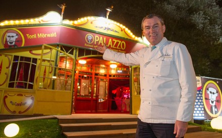 Toni Mörwald vor seinem Palazzo in Graz