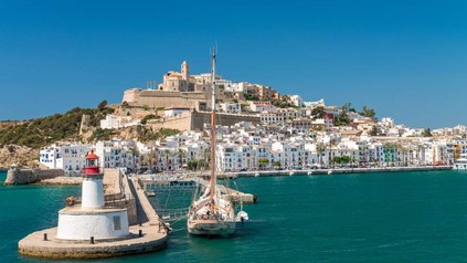 Panorama einer Stadt auf Ibiza