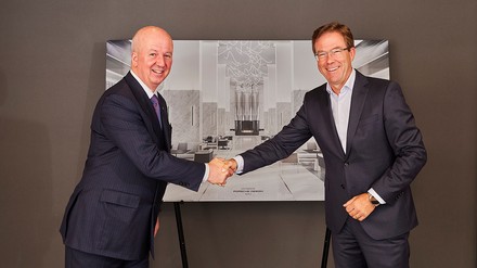(v.l.n.r.) Marcus Bernhardt, CEO Steigenberger Hotels AG/Deutsche Hospitality und Dr. Jan Becker, CEO Porsche Design Group.