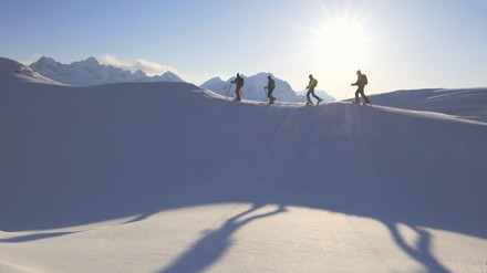 Skitourengeher auf einem Grat
