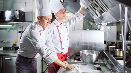 Zwei Köche reinigen ihre Restaurantküche