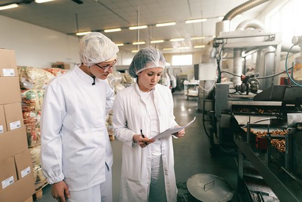 Kontrolleuere in einer Großbäckerei
