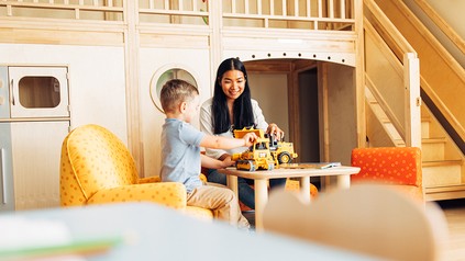 Eine Mutter mit Kind in einem bunten Hotelzimmer