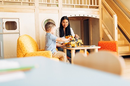 Eine Mutter mit Kind in einem bunten Hotelzimmer