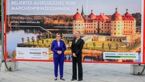 Barbara Klepsch und Veronika Hiebl bei der Plakatenthüllung