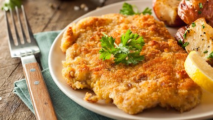 Ein Wiener Schnitzel auf einem Teller