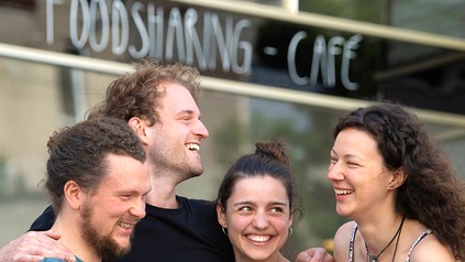 Ein Startup-Team vor einem Cafe