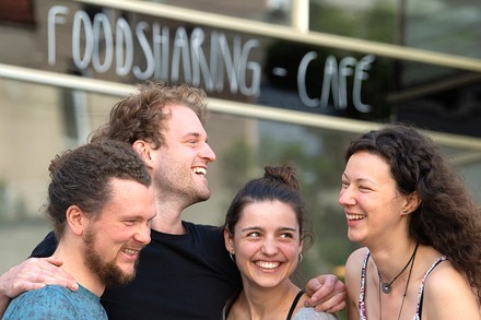 Ein Startup-Team vor einem Cafe