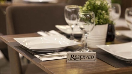 Reservierungs-Schild auf gedecktem Tisch