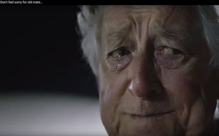 Alter, weinender Mann