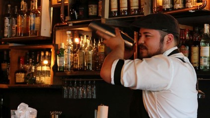 Ein Barkeeper beim der Zubereitung eines Cocktails