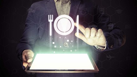 Tablet und Teller mit Gabel und Messer als digitales Symbol