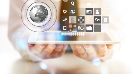 Businessmann hält Tablet mit abstrakten Business-Icons